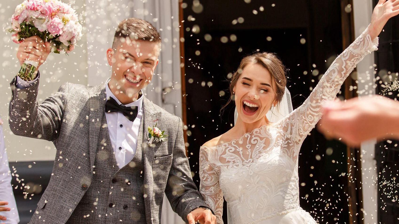 Izbor 'partnera nižeg statusa': Da li je to novi standard obrazovanih žena 1 Gosti bacaju konfete na mladu i mladoženju