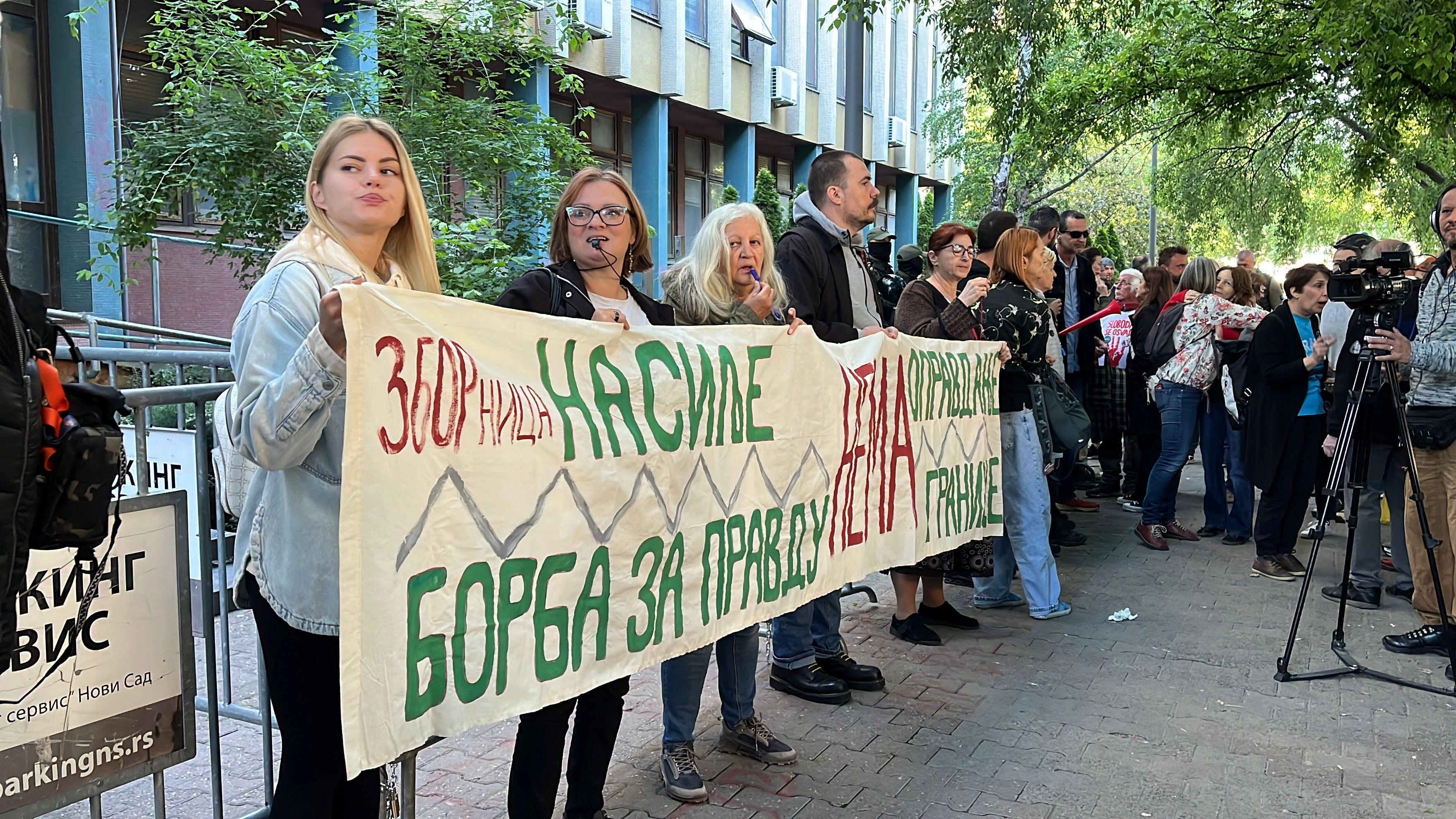 'Novosadska šestorka' i protesti podrške: Marija Vasić se bolje oseća, prima infuziju, kažu iz zatvorske bolnice 7 Građani pred zgradom suda u Novom Sadu na blokadi podrške pritvorenim aktivistima