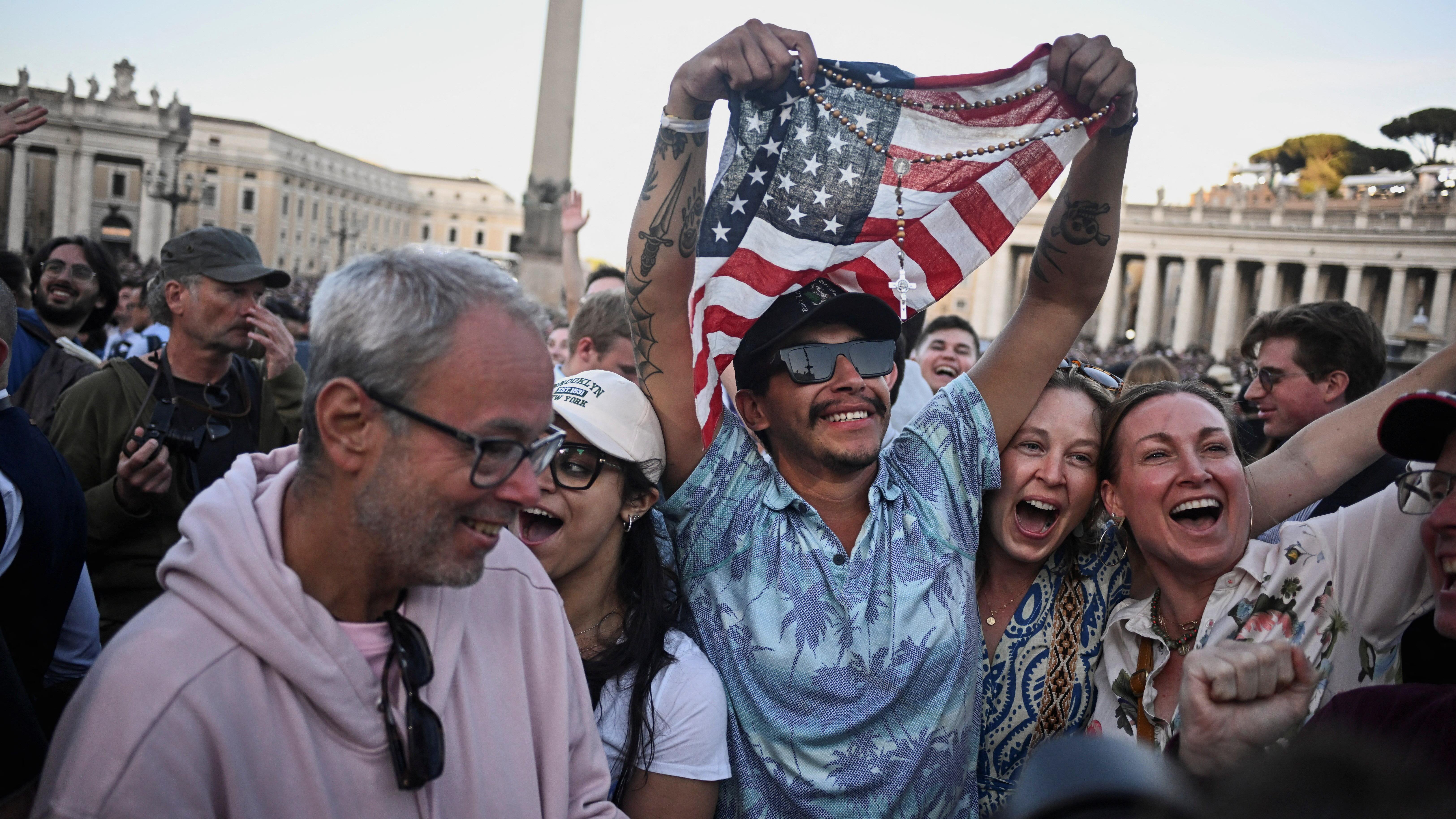 papa, vatikan, prvi papa iz amerike, čovek maše američkom zastavom, vernici iz Amerike su u Vatikanu iskazivali radost zbog izbora prvog pape iz SAD