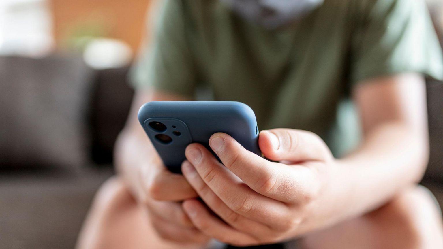 Dva pornografska sajta pod istragom zbog sumnje da nisu uveli proveru starosti 1 telefon