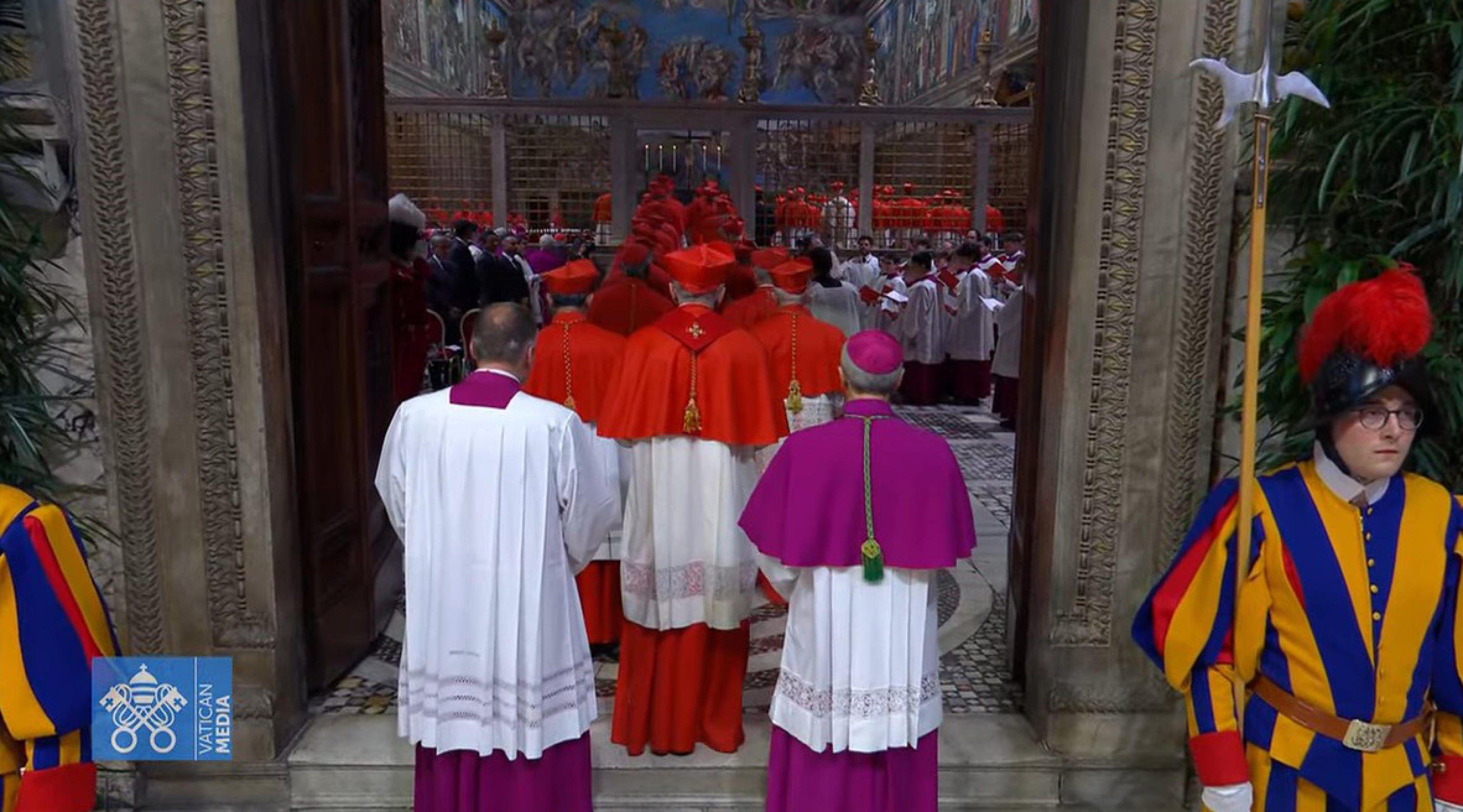 Počela konklava: Tajno glasanje za izbor novog pape 5 Kardinali ulaze u Sikstinsku kapelu