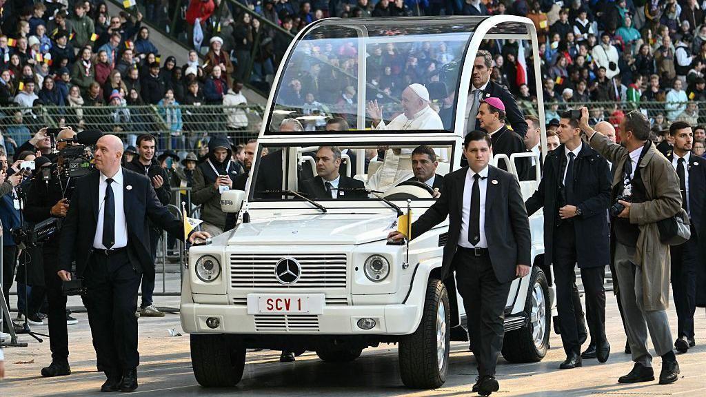 Papamobil će biti pretvoren u zdravstvenu stanicu za decu u Gazi 2 papa, papamobil