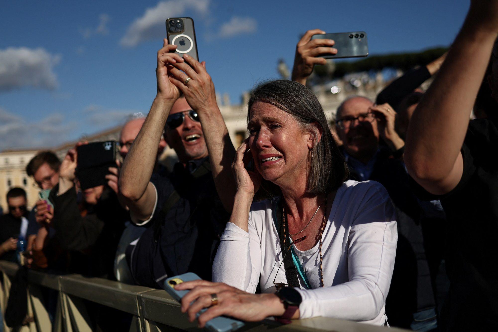 Žena plače od uzbuđenja posle izbora novog pape