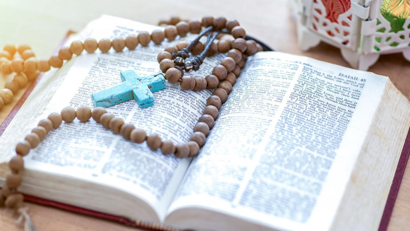 Kada i zašto je celibat postao obavezan za papu i ostalo sveštenstvo 4 Otvorena knjiga sa brojanicom na njoj