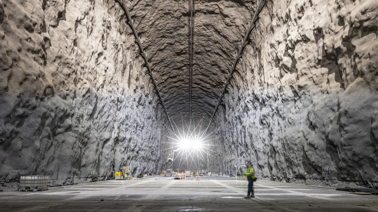 Naučnici se utrkuju da otkriju zašto postoji svemir 1 Pećina osvetljena jarkim belim električnim svetlima koja formiraju dva zvezdasta bljeska