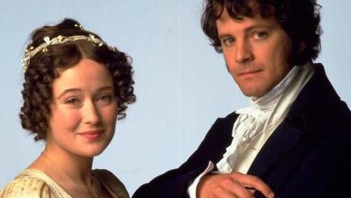 Izbor 'partnera nižeg statusa': Da li je to novi standard obrazovanih žena 3 Glumci Kolin Fert i Dženifer El kao gospodin Darsi i Elizabet Benet u istorijskoj drami „Gordost i predrasude“, oko 1995. godine.