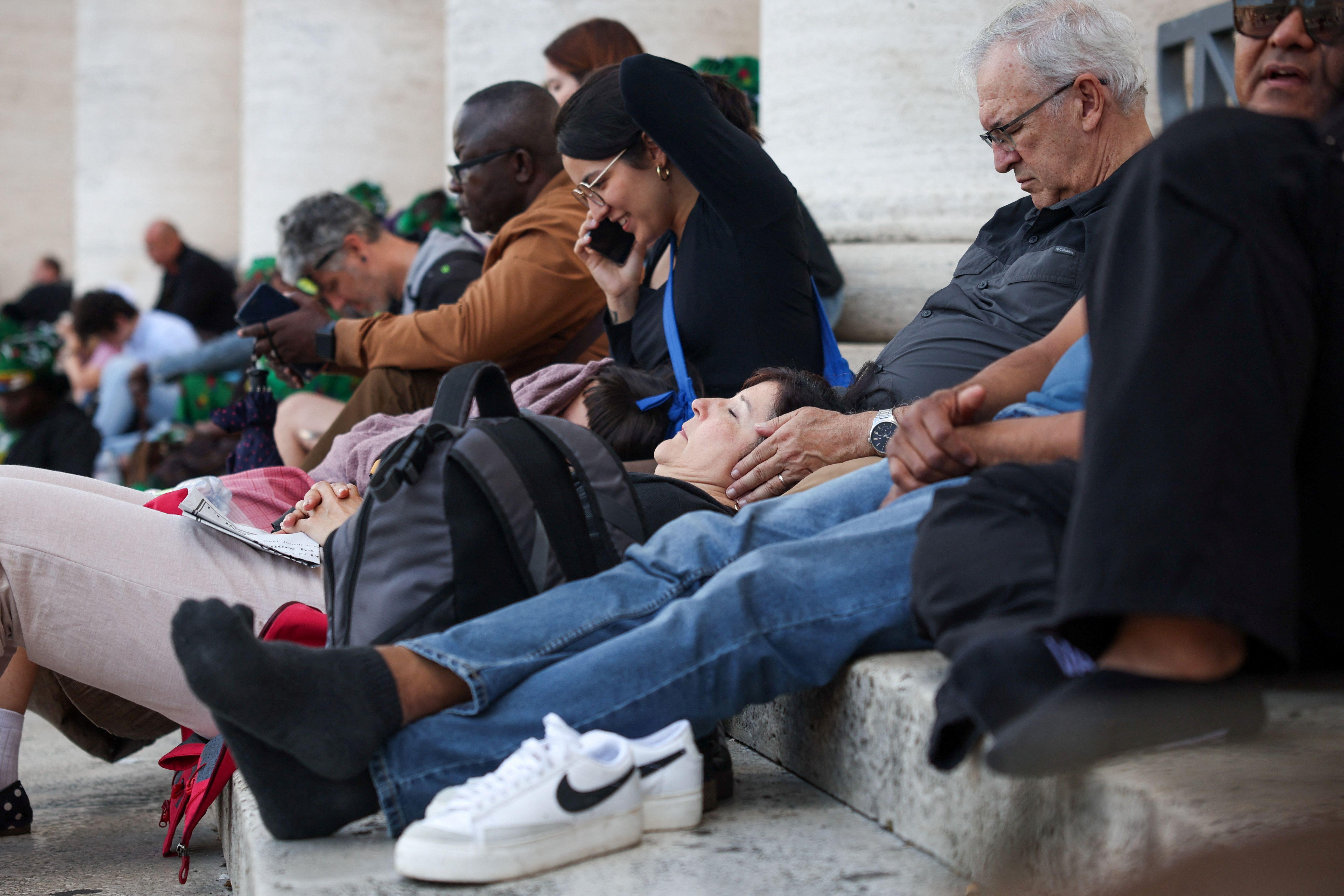 Počela konklava: Tajno glasanje za izbor novog pape 2 Vernici čekaju izbor novog pape