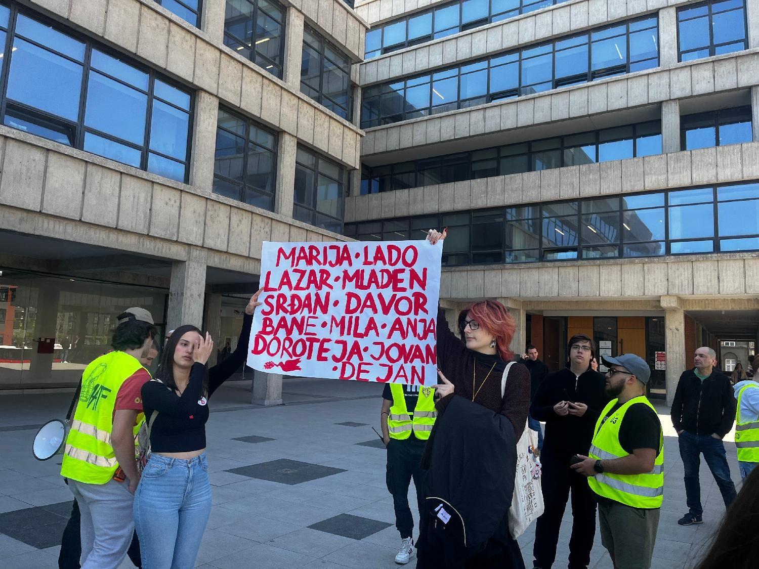 'Novosadska šestorka' i protesti podrške: Marija Vasić se bolje oseća, prima infuziju, kažu iz zatvorske bolnice 8 Studenti su se okupili i ispred Palate pravde u Beogradu