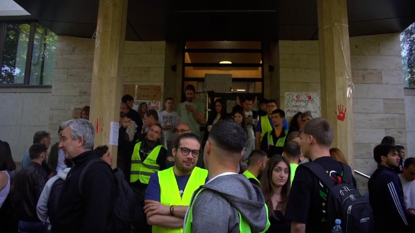 'Bunt' na Medicinskom fakultetu: Zašto štrajkuju zaposleni 3 Protest ispred Medicinskog fakulteta u Nišu