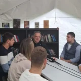 “Probudili ste ovo društvo, vreme je da se integrišete u akademsku zajednicu“: Ministar prosvete posetio studente u Pionirskom parku 9