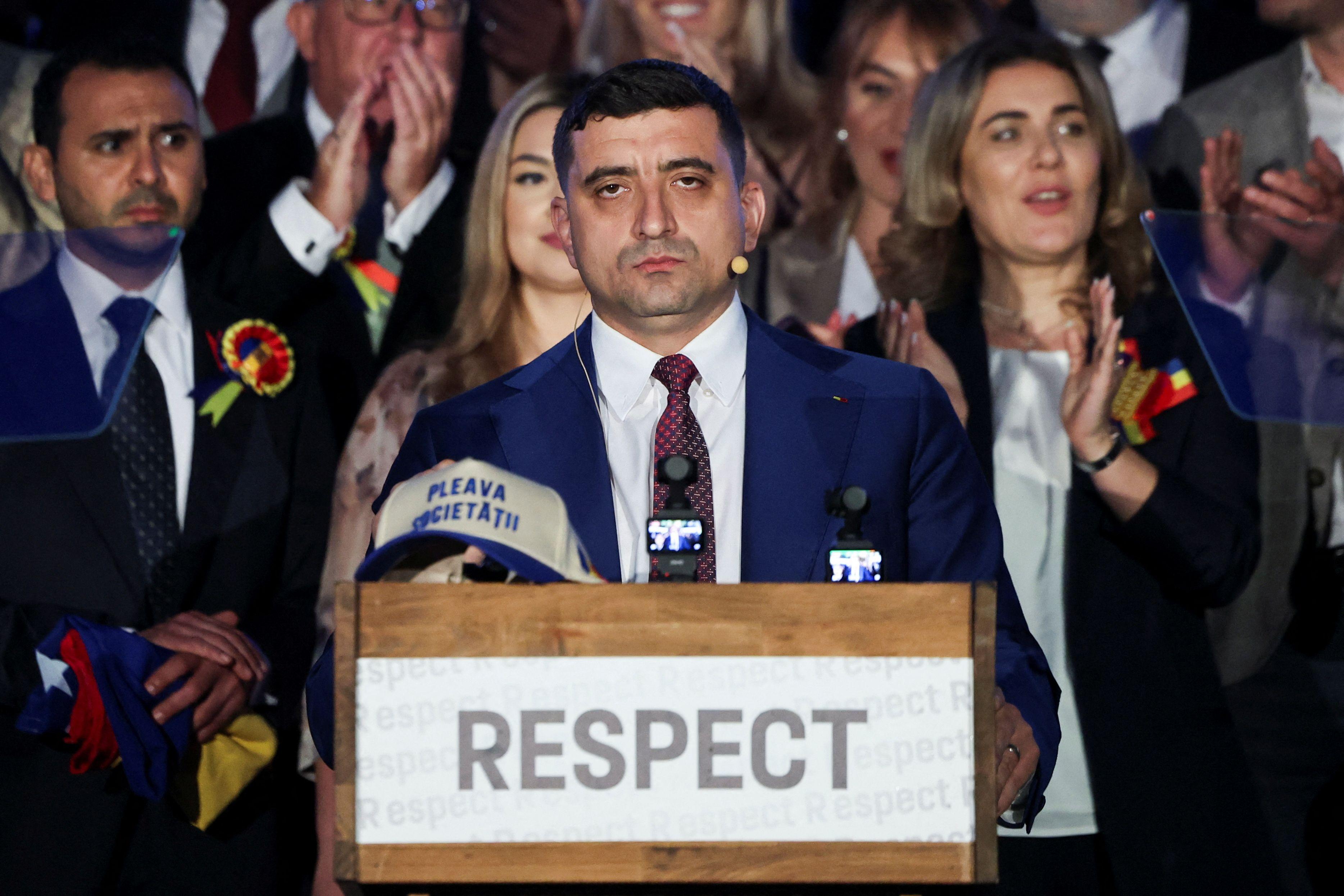 Kandidat za predsednika Rumunije gleda u kameru