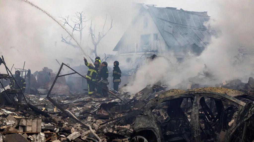 'Potpuno je poludeo', Tramp o Putinu posle jednog od najvećih ruskih napada na Ukrajinu 2 Spasilačke ekipe okružene ruševinama i zgarištem posle masovnih ruskih napada na Ukrajinu