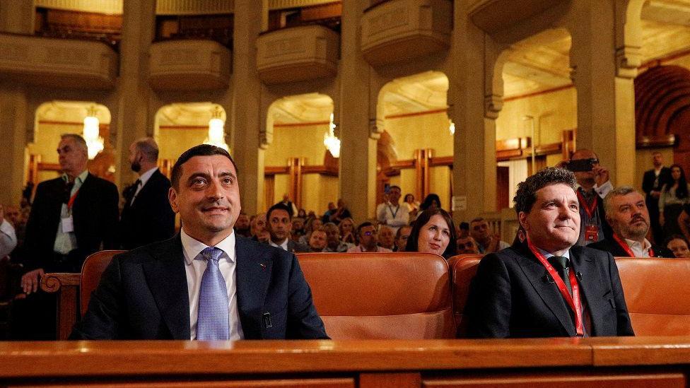 Izbori u Rumuniji: Navijač protiv matematičara 1 Radikalni desničar i evroskeptik Đorđe Simion i centrista, gradonačelnik Bukurešta Nikušor Dan sedeli su zajedno u klupi na sastanku Nacionalnog sindikata u Bukureštu