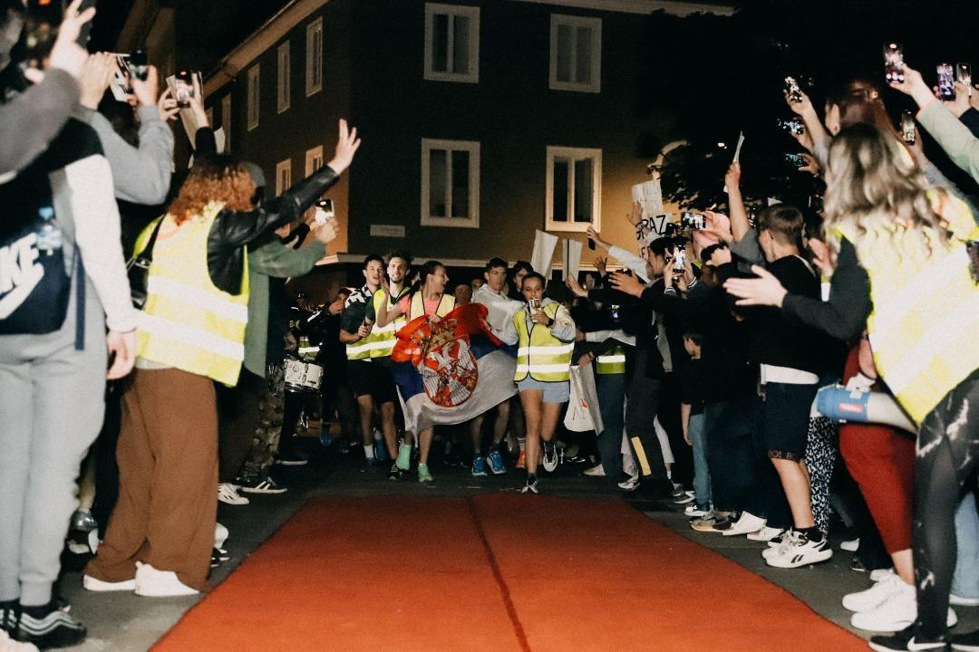 Studenti trkači idu u Evropski parlament, još malo do Brisela 6 Trkači iz Srbije na crvenom tepihu okruženi ljudima