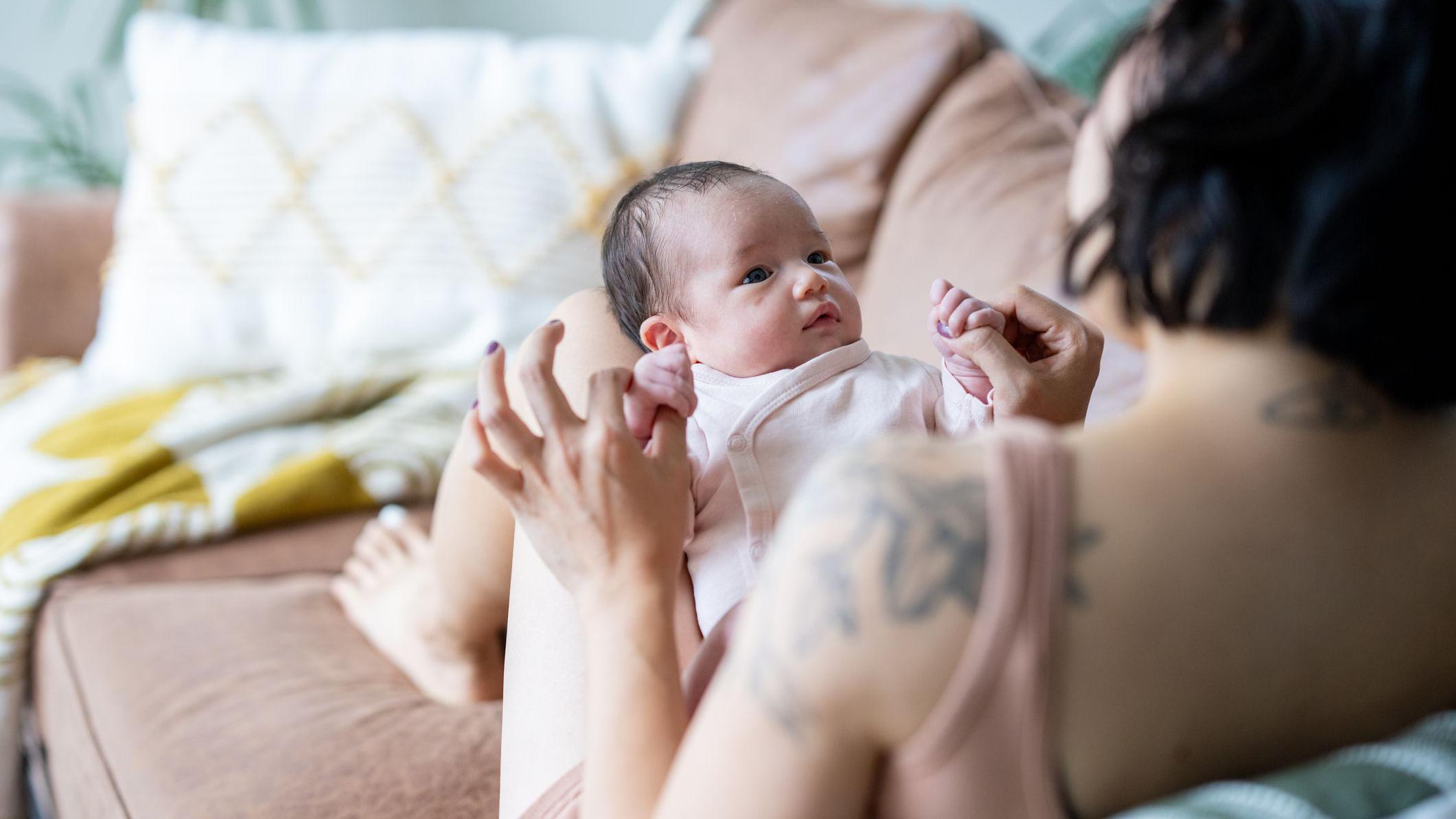 'Mislila sam da sam ubila moju bebu': Realnost postporođajne psihoze 1 majka i beba, beba, žena drži bebu
