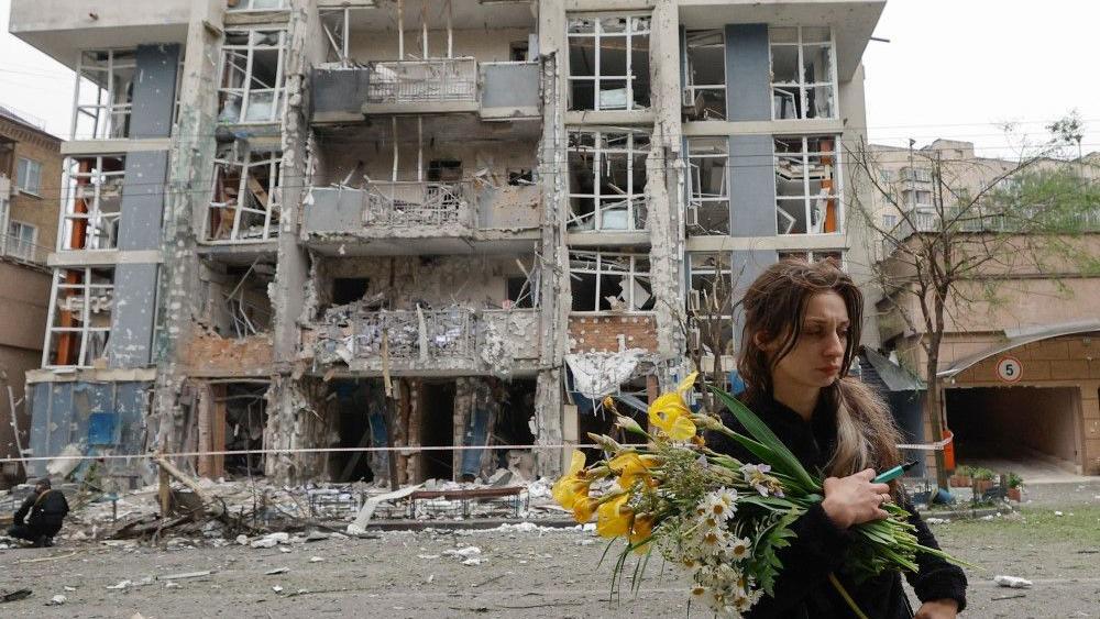 'Potpuno je poludeo', Tramp o Putinu posle jednog od najvećih ruskih napada na Ukrajinu 1 ukrajinka sa cvećem ispred strušene zgrade, žena u ukrajini