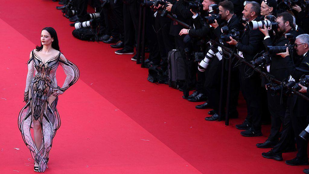 Članica žirija Eva Grin na premijeri filma Sva lica dobrote u upečatljivoj i smeloj haljini