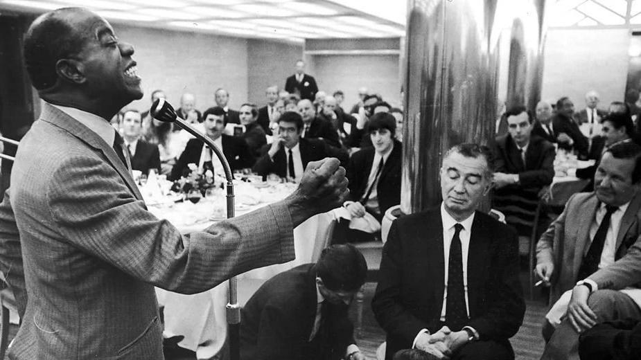 Luj Armstrong: Američka džez ikona i njegovo kontroverzno nasleđe 4 Armstrong u hotelu Savoj, u Londonu 1968. godine