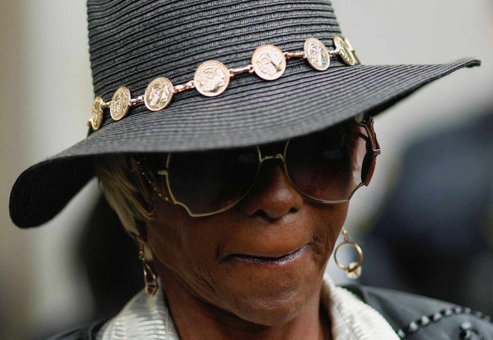 Kesi Ventura: 'Didi me je primoravao na ponižavajuće seksualne odnose' 4 Dženis Smol Kombs, majka Šona Kombsa sa crnim šeširom na glavi