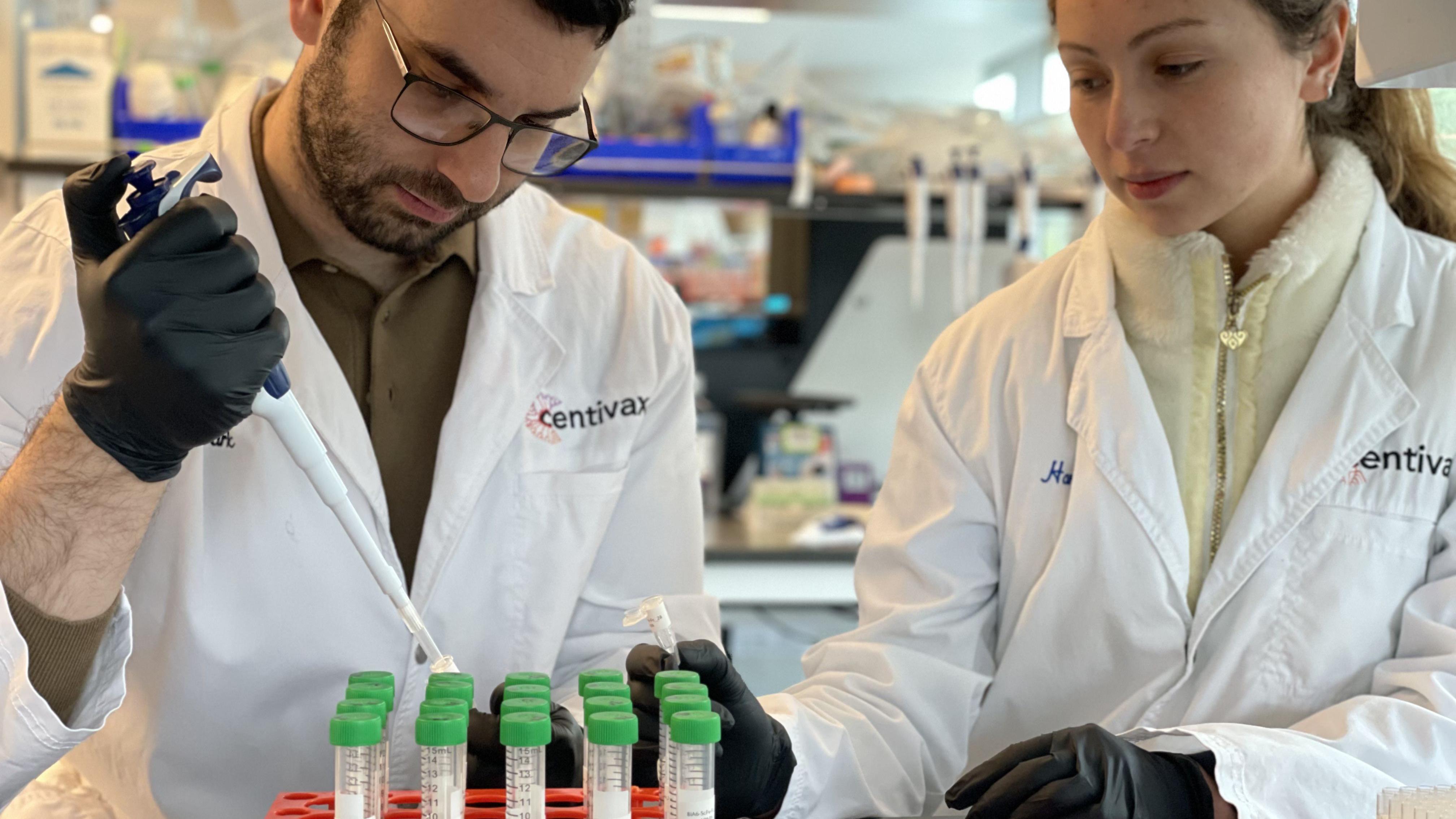 Zmije ga ugrizle više od 200 puta, sada njegova krv služi da se napravi protivotrov 3 Naučnici u laboratoriji