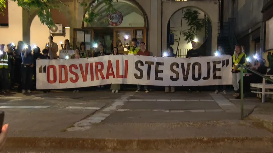 Protest studenata Fakulteta muzičke umetnosti u parku Manjež: Onlajn nastava ne predstavlja adekvatno rešenje 2 Protest studenata Fakulteta muzičke umetnosti u parku Manjež: Onlajn nastava ne predstavlja adekvatno rešenje 2