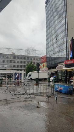 Organizatori "Vučićevog" Sabora nelegalno postavili binu i kontejnere u centru Niša: Policija još ne odgovara da li je skup prijavljen 4