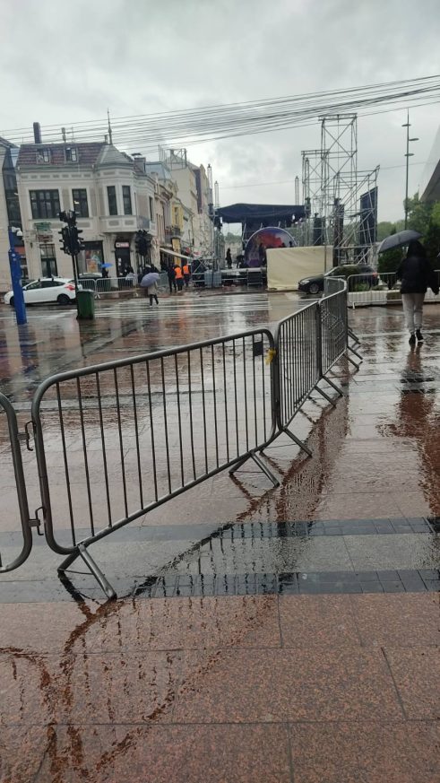 Organizatori "Vučićevog" Sabora nelegalno postavili binu i kontejnere u centru Niša: Policija još ne odgovara da li je skup prijavljen 7