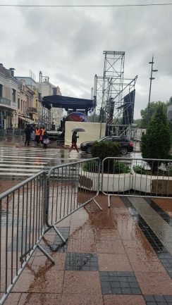 Organizatori "Vučićevog" Sabora nelegalno postavili binu i kontejnere u centru Niša: Policija još ne odgovara da li je skup prijavljen 3