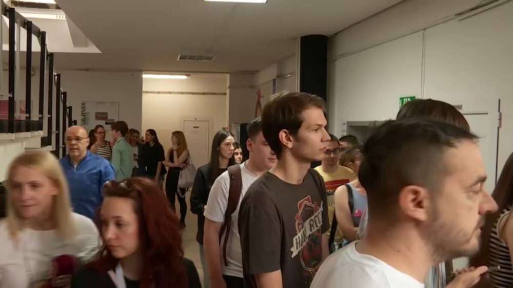 "Traži se" dekan, onlajn nastave ipak neće biti?: Studenti niškog Medicinskog fakulteta pozvali policiju da ne interveniše, a građane da budu pripravni 5