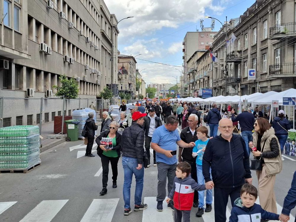 Svenarodni sabor Niš Da li su učesnici "Vučićevog" Sabora u Nišu bezbedni: Kako su postavljene skele, a kako strujni kablovi? 3