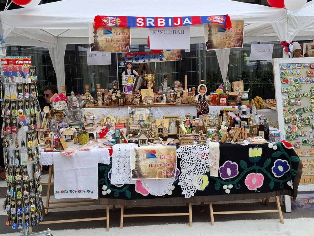 Svenarodni sabor Niš Da li su učesnici "Vučićevog" Sabora u Nišu bezbedni: Kako su postavljene skele, a kako strujni kablovi? 4