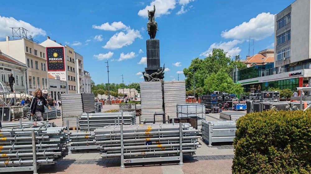 Komunalna inspekcija naložila uklanjanje bine postavljene za Vučićev Svenarodni sabor 1