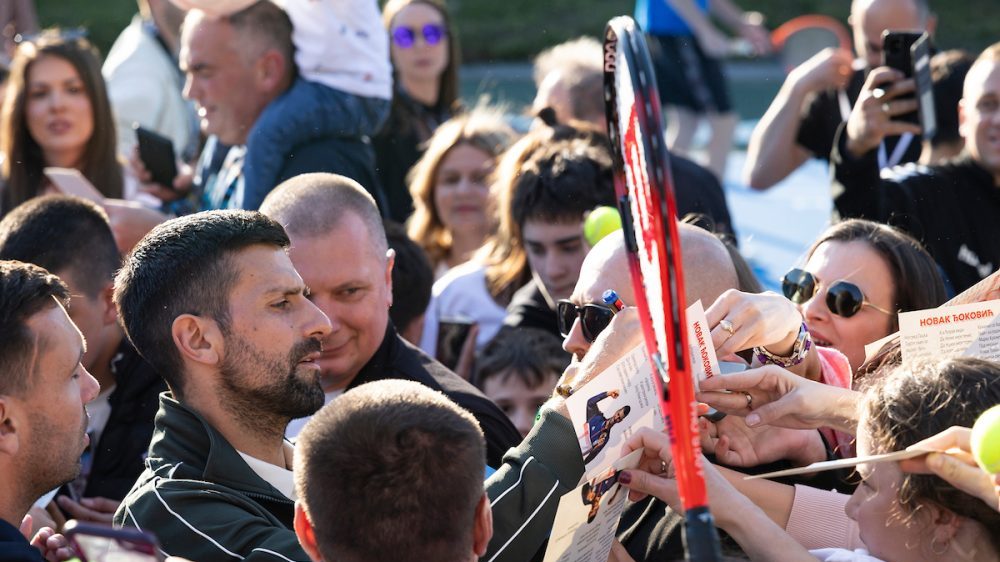 Đoković oduševio publiku u Novom Beogradu sa nekoliko egzibicionih poena na novom terenu 2 Đoković oduševio publiku u Novom Beogradu sa nekoliko egzibicionih poena na novom terenu 2