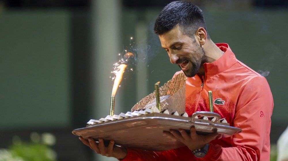 Đoković posle plasmana u polufinale dobio i tortu: Kad sam razbio reket počeo sam da igram 1