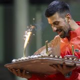 Đoković posle plasmana u polufinale dobio i tortu: Kad sam razbio reket počeo sam da igram 3