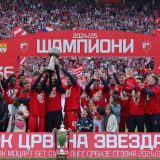 Fudbalerima Crvene zvezde dodeljen pehar prvaka Superlige Srbije: Igrači Mladosti napravili špalir šampionima pre meča 2