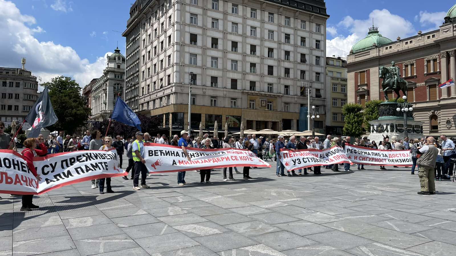Protest penzionera na Trgu republike: Traže raspisivanje izbora, poslali simboličnu poruku Vučiću (VIDEO) 2 Protest penzionera na Trgu republike: Traže raspisivanje izbora, poslali simboličnu poruku Vučiću (VIDEO) 2
