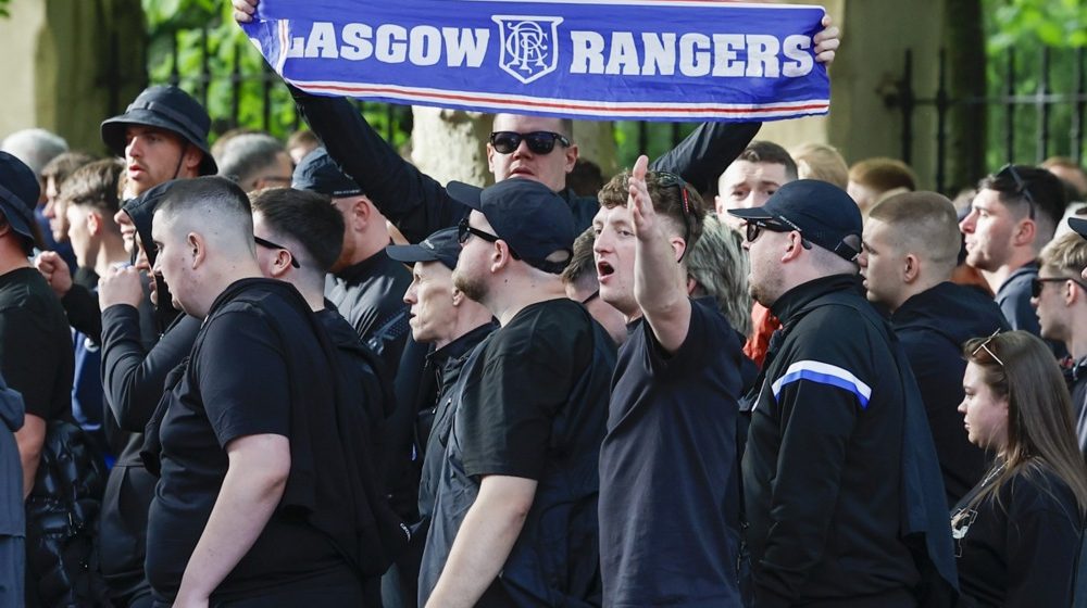 Ponovo verski incident na derbiju dva najbolja škotska kluba: Navijači protestantskog Rendžersa raširili koreografiju na kojoj muškarac puca u katolike (FOTO) 1