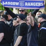 Ponovo verski incident na derbiju dva najbolja škotska kluba: Navijači protestantskog Rendžersa raširili koreografiju na kojoj muškarac puca u katolike (FOTO) 2
