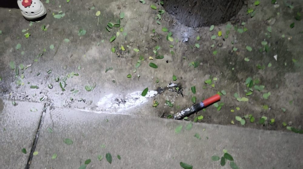 Bačena baklja u dvorište Crne kuće u Novom Sadu uoči nastupa dreg kraljica 1