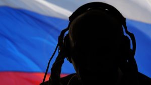 Tri čoveka su u Nemačkoj optužena za saradnju sa jednom od ruskih obaveštajnih agencija a možda su imali i plan da ubiju jednu osobu, saopštila je danas kancelarija federalnog tužioca u Berlinu.