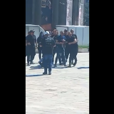 (VIDEO) Sukob muškaraca ispred Skupštine Srbije 3