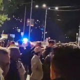 Građani protestuju ispred prostorija SNS-a u Valjevu zbog napada šest maskiranih osoba na aktivistu (VIDEO)