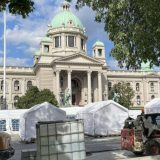 Poslanice pokušale da skinu transparent "Bolje ćaci nego naci": Još jedan napad iz Pionirskog parka? 1