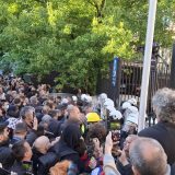 Korišćen biber sprej na protestu ispred suda u Novom Sadu: Počelo guranje policije i građana (VIDEO) 1
