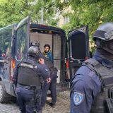 Pušten fotoreporter priveden na protestu ispred suda u Novom Sadu: Tražio sam da se sklone i završio u policiji (VIDEO) 4