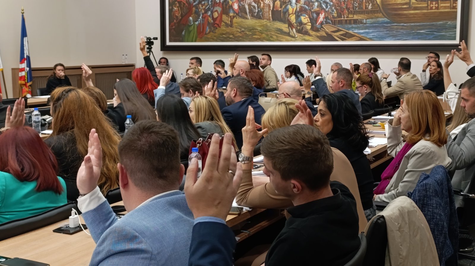 Sednica Skupštine Beograda: Odbornik vlasti tvrdi da su navijači iz Hrvatske uništavali traktore kod Pionirskog parka 14 Sednica Skupštine Beograda: Odbornik vlasti tvrdi da su navijači iz Hrvatske uništavali traktore kod Pionirskog parka 5