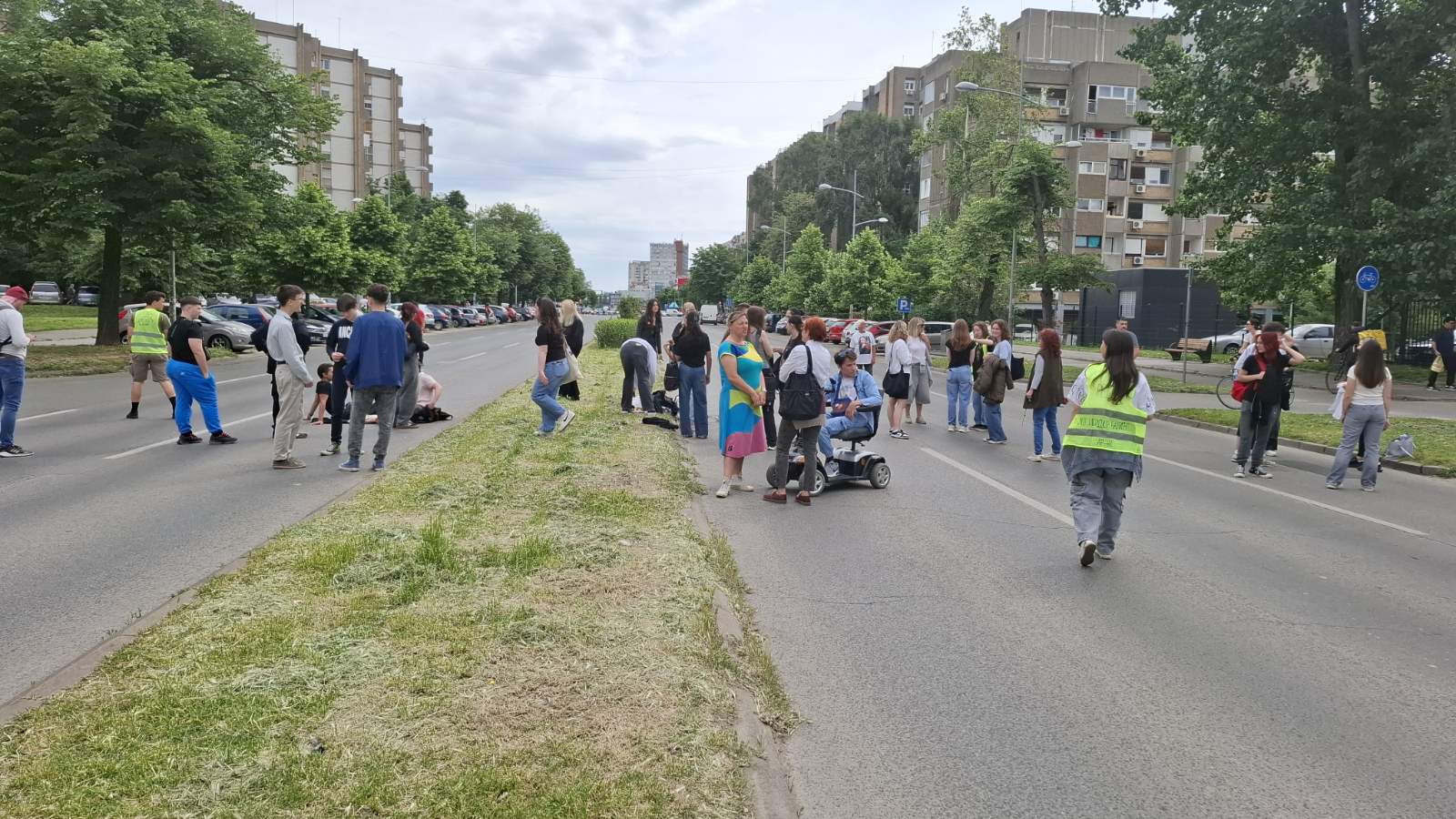 Maturanti započeli četvoročasovnu blokadu Bulevara cara Lazara u Novom Sadu 2 Maturanti započeli četvoročasovnu blokadu Bulevara cara Lazara u Novom Sadu 2