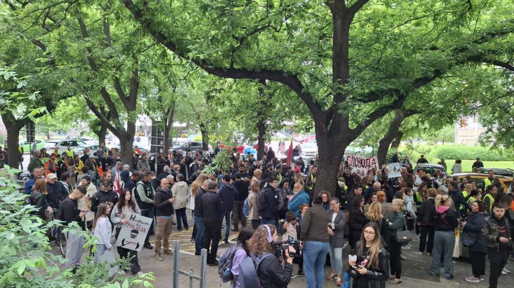 Bravo: Tražimo hitnu reakciju policije zbog okupljanja u crno obučenih grupa na Limanu; TV N1 javlja da se upravo dešava tuča 1