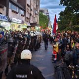 "Batinaši nisu junaci": Protest u Novom Sadu ispred prostorija SNS na Bulevaru oslobođenja 1